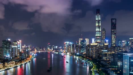 Lapso-de-tiempo-de-4K-(de-día-a-noche-zoom)---skyline-de-la-ciudad-de-Shanghai-y-paisaje-urbano