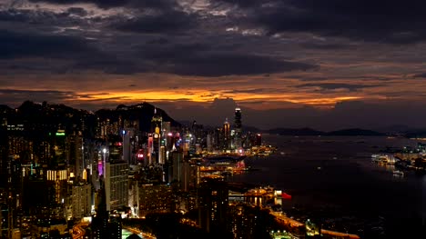 Downtown-Hong-Kong-Time-Lapse-Tag-und-Nacht.-Victoria-Harbour.-Bankenviertel-in-smart-City.-Wolkenkratzer-und-Hochhaus-Gebäude.-Luftbild-bei-Sonnenuntergang.