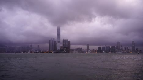 Hong-Kong-Downtown-wHong-Kong-Downtown-mit-Wolken-im-Sturm.-Dramatischer-Himmel-mit-Regen-in-Victoria-Harbour.-Finanzviertel-und-Business-Zentren.-Wolkenkratzer-und-Hochhaus-Gebäude