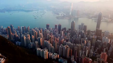 Blick-auf-Downtown-Hong-Kong.-Financial-District-und-Business-Zentren-in-intelligente-Stadt-in-Asien.-Draufsicht-der-Wolkenkratzer-und-Hochhaus-Gebäude.