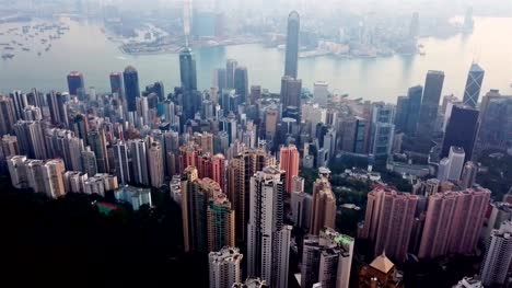Blick-auf-Downtown-Hong-Kong.-Financial-District-und-Business-Zentren-in-intelligente-Stadt-in-Asien.-Draufsicht-der-Wolkenkratzer-und-Hochhaus-Gebäude.
