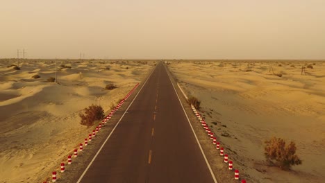 Desert-Highway-in-Xinjiang,-China