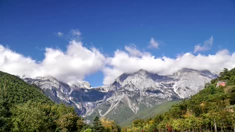 Valle-de-la-luna-azul-en-el-Parque-Nacional-de-Jade-Dragon-Snow-Mountain-(montaña-de-Yulong),-Lijiang,-Yunnan,-China.