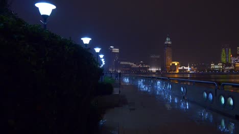 tiempo-de-noche-iluminado-shanghai-ciudad-río-Bahía-panorama-4k-china