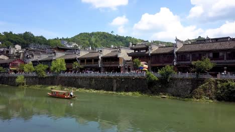 Viejas-casas-en-el-Condado-de-Fenghuang-de-Hunan,-barbilla