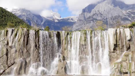 Weißen-Wasserfall-am-Fluss-Baishui-und-Jade-Dragon-Snow-Mountain,-Lijiang,-Yunnan,-China.