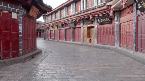 Calles-de-ciudad-antigua-Lijiang-en-la-mañana,-la-provincia-de-Yunnan,-China.