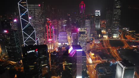 nachts-beleuchtet-Hong-Kong-Stadt-Innenstadt-Bucht-Luftbild-Panorama-4k