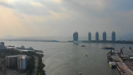 hora-del-atardecer-hainan-isla-sanya-bay-famoso-hotel-panorama-aéreo-4k-en-china