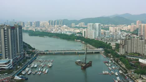 tráfico-fluvial-de-la-ciudad-de-día-tiempo-hainan-isla-sanya-china-panorama-aéreo-4k-del-muelle