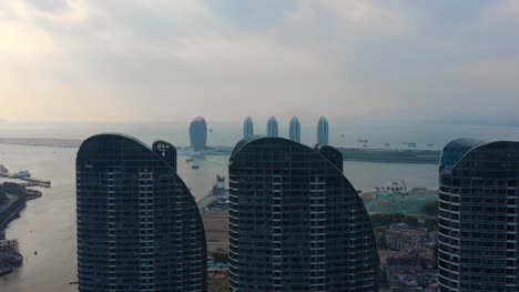 Sonnenuntergangszeit-Hainan-Insel-Sanya-Bay-berühmten-aerial-Panorama-4k-Hotelporzellan