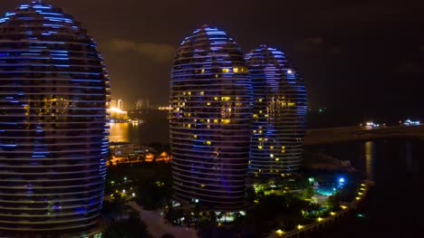 Nacht-Beleuchtung-Sanya-Insel-Luxus-Hotel-Antenne-Timelapse-4k-China-hautnah
