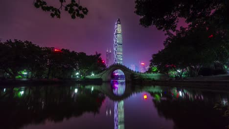China-Shenzhen-Nacht-Licht-Park-Teich-berühmten-Wolkenkratzer-anzeigen-4-k-Zeitraffer