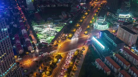 iluminación-nocturna-de-China-Shangai-panorama-del-superior-de-la-cubierta-de-centro-construcción-4k-lapso-de-tiempo