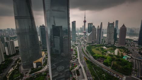 China-Shangai-panorama-de-camino-de-ciudad-centro-tormenta-cielo-techo-superior-tráfico-4k-lapso-de-tiempo