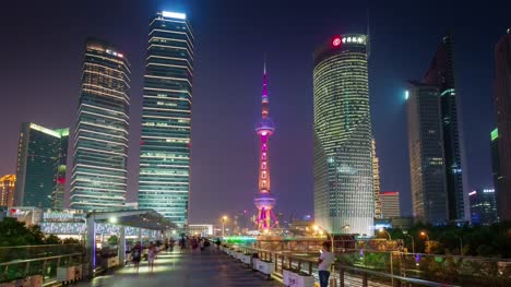 iluminación-nocturna-de-China-Shangai-panorama-de-torre-centro-parque-a-pie-4k-lapso-de-tiempo