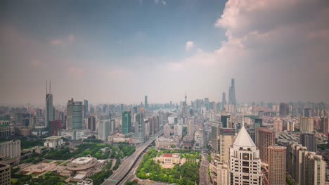 China-día-de-verano-Shangai-panorama-del-comienzo-de-la-calle-cubierta-de-paisaje-urbano-tráfico-4k-lapso-de-tiempo