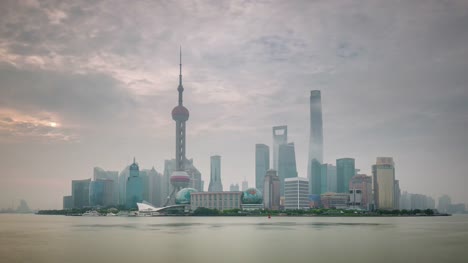niebla-al-atardecer-China-shanghai-panorama-de-paisaje-urbano-tráfico-río-Bahía-4k-lapso-de-tiempo