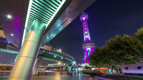 China-Nacht-Beleuchtung-Straße-zu-Fuß-berühmten-Turm-Stadtpanorama-4k-Zeitraffer