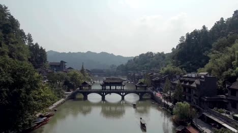 Luftaufnahme-der-historischen-Mitte-von-Fenghuang-Stadt