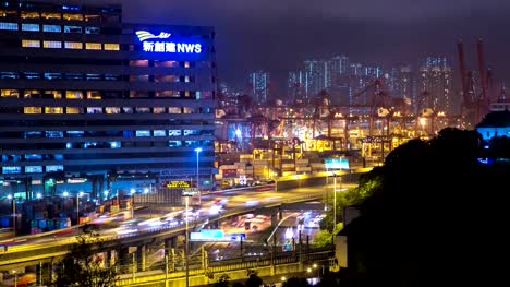 Carretera-muy-transitada-y-puerto-de-carga-cargas-Timelapse.-Hong-Kong.-4K-tiro-ancho.