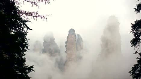 Mountain-fog-surrounds-the-Zhangjiajie-National-Park