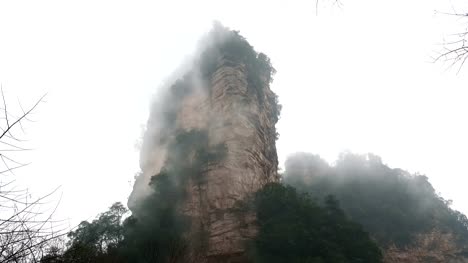 Niebla-de-montaña-rodea-el-Parque-Nacional-de-Zhangjiajie