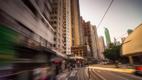China-hong-kong-al-atardecer-sol-tranvía-ligero-paseo-en-tráfico-de-la-ciudad-calle-Ve-el-lapso-de-tiempo-de-4-k