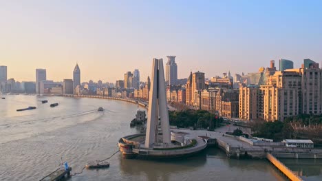 Flussschiffen-auf-dem-Huangpu-Fluss-und-Hintergrund-der-Skyline-des-nördlichen-Teils-von-Puxi