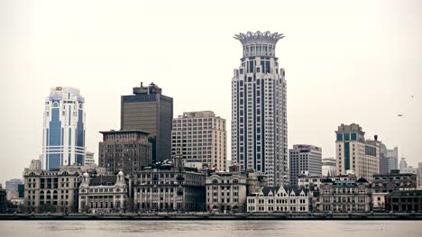 Flussschiffen-auf-dem-Huangpu-Fluss-und-im-Hintergrund-die-Skyline-des-nördlichen-Teils-von-Puxi