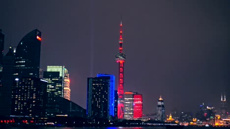 Blick-auf-die-Skyline-von-Shanghai-in-der-Nacht.-Oriental-Pearl-Tower-und-Huangpu-Fluss.