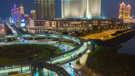 China-Nacht-Licht-berühmten-Macau-Hotel-Verkehr-Straße-auf-dem-Dach-Panorama-4k-Zeitraffer
