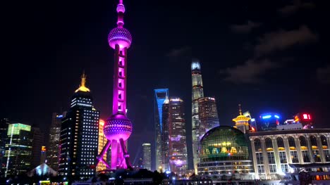 Vista-del-Skyline-de-Shanghai-en-la-noche.-Torre-perla-oriental-y-el-río-Huangpu.