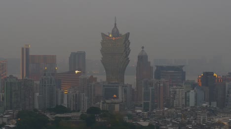 China-Crepúsculo-iluminación-Macao-hotel-famoso-en-la-azotea-paisaje-panorama-4k