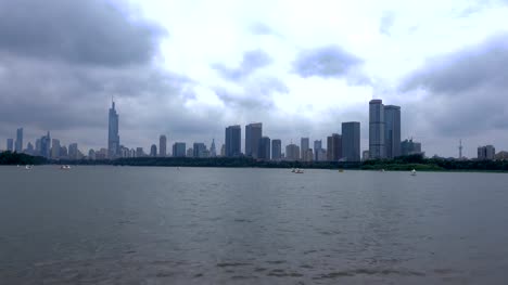 Moderne-Wolkenkratzer-von-Nanjing-mit-Plätschern-des-Wassers-des-Xuanwu-Sees