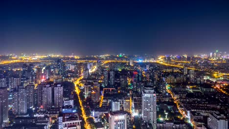 Lapso-de-tiempo:-vista-aérea-del-paisaje-del-horizonte-Nanjing-de-día-a-noche-hora-de-acometidas,-China