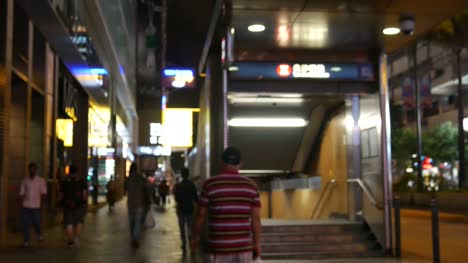 Menschen-auf-dem-Bürgersteig-in-Hong-Kong