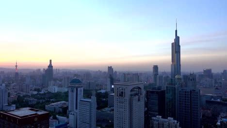 Skyline-von-Nanjing-mit-Zifeng-Tower,-Sonnenuntergang