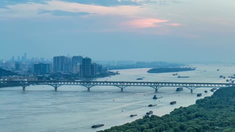 Lapso-de-tiempo-del-horizonte-de-río-Yangtsé-en-la-ciudad-de-nanjing,-china,-día-nublado,-puesta-del-sol