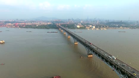 Vista-aérea-del-puente-del-río-Yangtze-de-Nanjing,-china