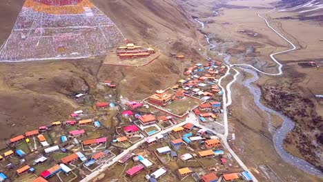 Luftaufnahme-des-tibetischen-Kloster-und-Dorf