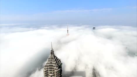 Lapso-de-tiempo-del-horizonte-de-paisaje-urbano-y-la-ciudad-de-Shanghai-con-mar-de-nubes