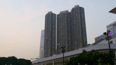 Hotel-in-Hongkong-Sonnenuntergang-Dämmerung-zu-Fuß-hinauf-Ansicht-Panorama-4k-china