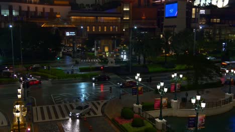 tráfico-de-Macao-de-China-noche-lluviosa-iluminada-calle-Plaza-panorama-4k