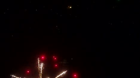 Silvester-Feuerwerk-im-Dorf.-Video-aus-der-Vogelperspektive-des-Dorfes-am-Vorabend-des-neuen-Jahres