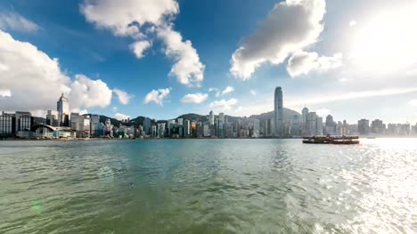 Lapso-de-tiempo-de-Skyline-de-Hong-Kong-y-puerto-de-la-victoria,-día-de-nube,