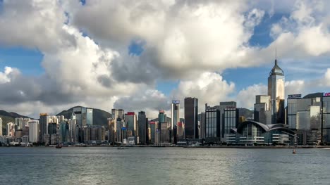 Lapso-de-tiempo-de-Skyline-de-Hong-Kong-y-puerto-de-la-victoria,-día-de-nube,