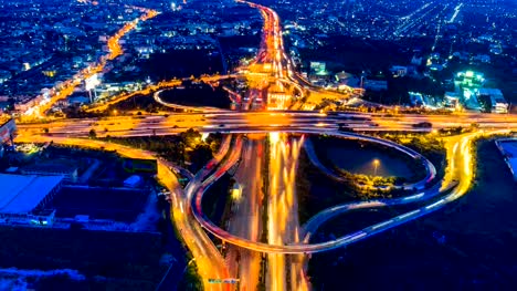 Timelapse-vista-aérea-del-paisaje-urbano-y-del-tráfico-en-carretera-durante-la-noche.-4K