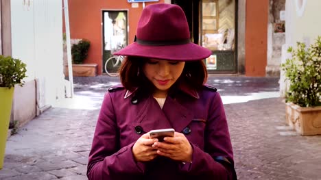 junge-Asiatin-Profil-mit-Smartphone,-Stadt-Hintergrund
