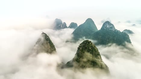 Zeitraffer-der-Luftaufnahme-der-Karstgebirge-mit-schönen-Wolkengebilde.-In-der-Nähe-der-antiken-Stadt-Xingping,-Yangshuo-County,-Stadt-Guilin,-Provinz-Guangxi,-China.